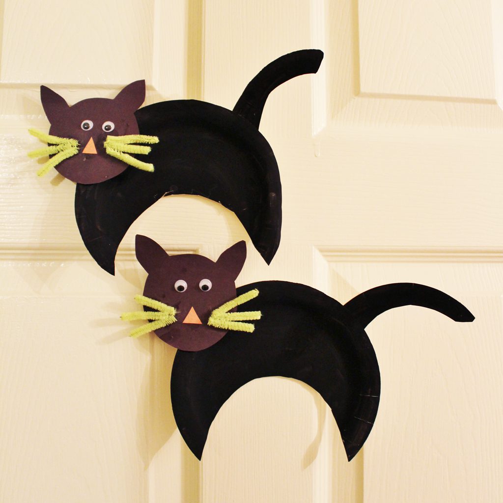 Paper Plate Black Cat Raising Hooks